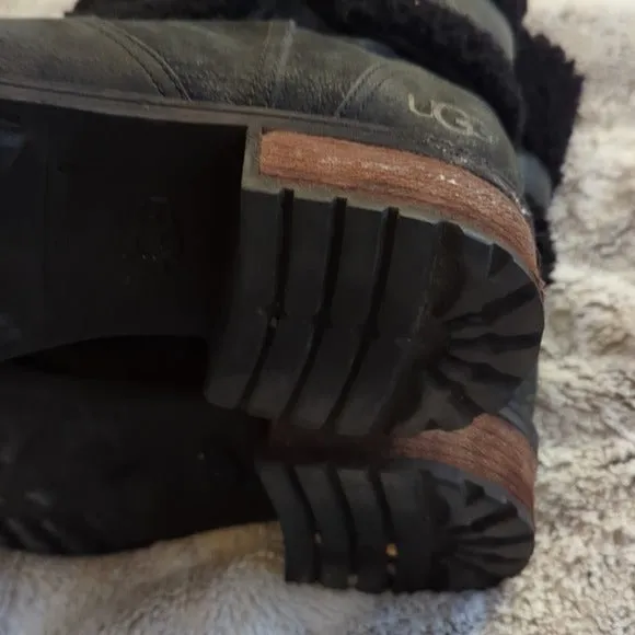 Ugg Boot Short Ankle Boot Black Leather With Sheepskin Ankle Strap Size 8